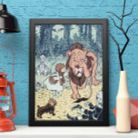 Poster Assistente de Vintagem de Caracteres Oz, Estrada d<br><div class="desc">Imagem de contos de fadas clássicos da Vintage feita por William Wallace Denslow, do livro de histórias da Era Vitoriana O Maravilhoso Mago de Oz de L. Frank Baum. Aqui o Leão Cowardly está chorando depois que a jovem Dorothy o esmagou pelo nariz depois que o leão pegou seu cachorro...</div>