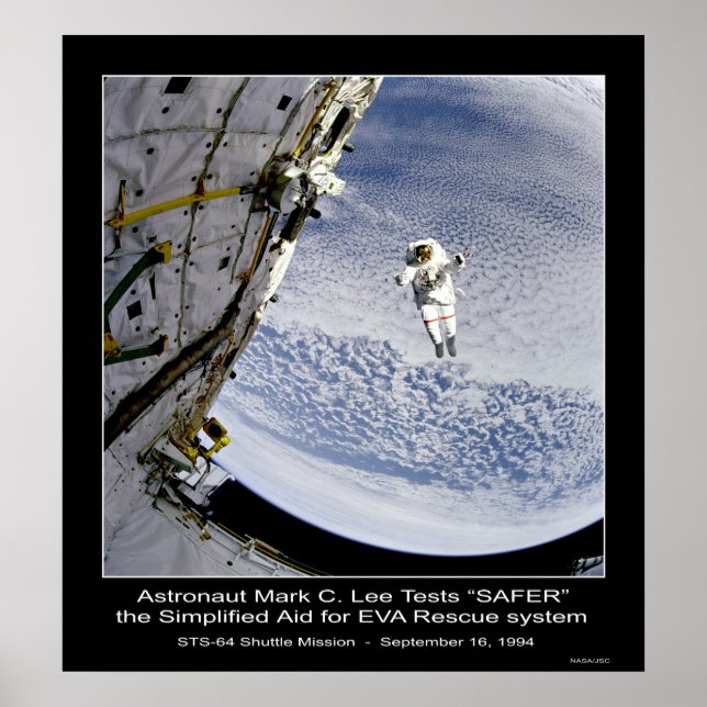 Poster Astronauta Mark C. Lee Testa Sistema de Emergência (Frente)