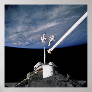 Pôster Astronautas conduzem espaçonave acima da descobert