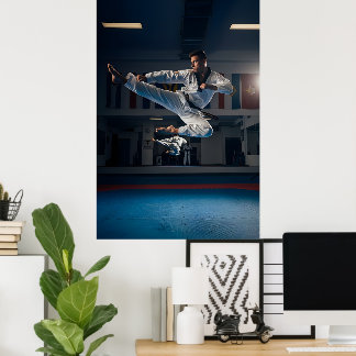 Poster Atleta de Taekwondo Realizando Chute Lateral Voado
