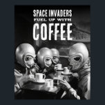 Poster Aumente o combustível com invasores de espaço no c<br><div class="desc">Até os invasores espaciais precisam de um impulso para a cafeína! Esta foto branca e preta antiga captura um grupo de quatro seres extraterrestres em naves espaciais que fazem uma pausa de café num café.</div>