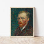 Poster Autorretrato | Vincent Van Gogh<br><div class="desc">Autorretrato (1887) do artista poste-impressionista holandês Vincent Van Gogh. Em 1886 Van Gogh mudou-se para Paris, onde criou pelo menos 24 autorretratos durante sua estadia de dois anos. Ele estudava a técnica do pontilhismo, mas aplicava as marcas de forma única. A escova densamente dobrada e as cores intensas tornaram-se uma...</div>