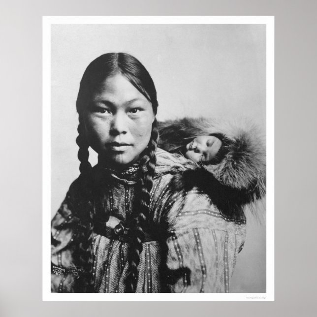 Poster Baby On Eskimo Mãe Back 1906 (Frente)