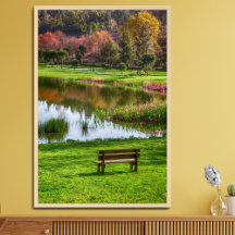 Banco de jardim com vista para lago/lagoa