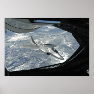 Pôster Bancos de um raptor F-22 longe de um KC-135