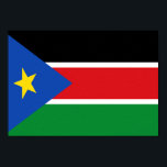 Pôster Bandeira do Sudão do Sul<br><div class="desc">A bandeira sudanesa do Sul é um tricolor horizontal embebido em listras brancas e, do lado esquerdo, um triângulo com uma estrela no meio. As cores usadas na bandeira são azul, verde, vermelho, amarelo, branco, preto. A proporção da bandeira sudanesa do Sul é de 1:2. A bandeira do Sudão do...</div>