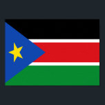 Pôster Bandeira do Sudão do Sul<br><div class="desc">A bandeira sudanesa do Sul é um tricolor horizontal embebido em listras brancas e, do lado esquerdo, um triângulo com uma estrela no meio. As cores usadas na bandeira são azul, verde, vermelho, amarelo, branco, preto. A proporção da bandeira sudanesa do Sul é de 1:2. A bandeira do Sudão do...</div>