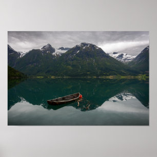 Poster Barco a remos velho com reflexão da montanha