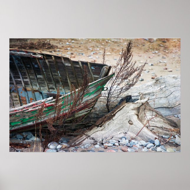 Pôster Barco de Madeira Pintado Antigo Abandonado na Prai (Frente)