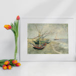 Poster Barcos de pesca na praia por Vincent van Gogh<br><div class="desc">Barcos de pesca na praia em Saintes-Maries (1888), por Vincent van Gogh, é uma pintura de arte apos impressionismo vintage. Uma paisagem marítima com veleiros na praia e no oceano. Uma cena marítima com navios à vela. Sobre o artista: Vincent Willem van Gogh (1853-1890) foi pintor post impressionista cujo trabalho...</div>