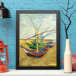 Pôster Barcos de pesca Van Gogh na praia em Saintes Marie<br><div class="desc">Barcos de Pesca na Praia de Saintes Maries, por Vincent van Gogh, é uma pintura marítima de apos impressionismo de arte vintage. Uma cena oceânica náutica com vários barcos de pesca à vela em uma praia na França, superando o mar com mais barcos navegando. Sobre o artista: Vincent Willem van...</div>