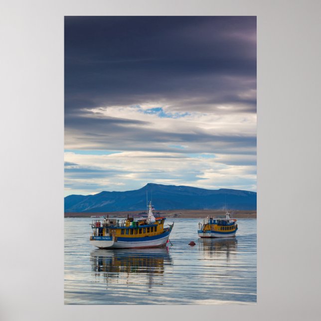 Poster Barcos turísticos na baía Seno Ultima Esperanza (Frente)