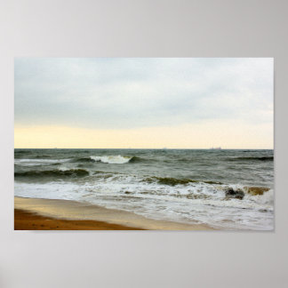 Pôster Barcos y oleaje desde a orilla de la playa