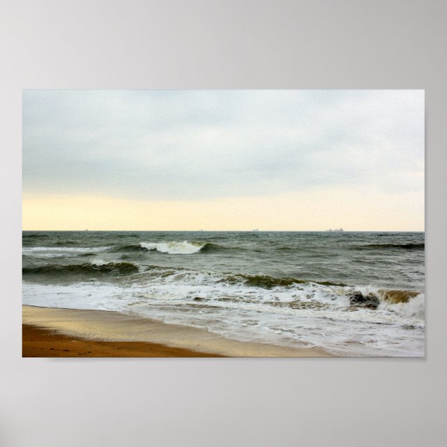 Pôster Barcos y oleaje desde a orilla de la playa (Frente)