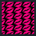 Pôster Batom rosa beijo pop arte rosa e preto<br><div class="desc">Um design de pop de um batom rosa quente contra um fundo preto personalizável. Este design de padrão de pop é moderno e moderno em um design de pop punk. Adequado para o quarto de uma adolescente ou qualquer amante da pop.</div>