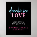 Poster Bebado LOLA Neon Apaixonado Bachelorette Bem-Vindo<br><div class="desc">Este sinal de boas-vindas da solteira apresenta texto azul neon e rosa com a frase "bebado no amor". Personalize facilmente a sua despedida de solteira de fim de semana, festividades de chá de panela ou outro bebado em eventos relacionados ao amor. 💜 CORES SÃO EDITÁVEIS! Clique na opção azul 'editar...</div>