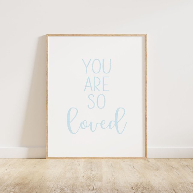 Poster Bebê Azul Você É Tão Amado (You Are So Loved typography quote print in light pale baby blue.)