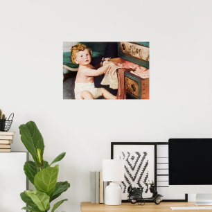 Poster Bebê Fofo Antigo Brincando com Gaveta de Roupas