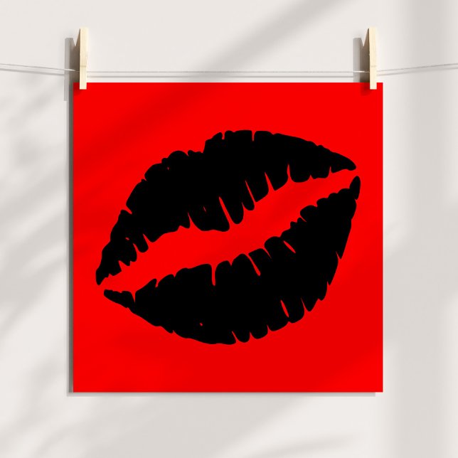 Pôster Beijo de Batom Preto Gráfico em Vermelho (Black Lipstick Kiss Graphic on Red Poster)