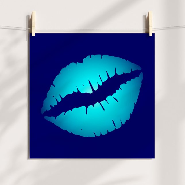 Pôster Beijo de Cool Aqua em Azul Escuro (Cool Aqua Kiss on Dark Blue Poster)