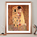 Pôster Beijo Gustav Klimt de Belas Artes<br><div class="desc">Poster de arte fina com a pintura a óleo de Gustav Klimt (1862-1918), The Kiss (c. 1907). Gustav foi nascer na Áustria. Um homem e uma mulher num abraço. A pintura original tem camadas de folha de ouro.</div>