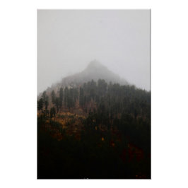 Pôster Belo Pico De Montanha A Sair Através Do Nevoeiro