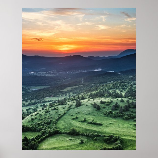 Poster Belo pôr do sol atrás dos campos verdes (Frente)