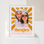 Poster Besties | Boho Retro Sun e Fotografias Melhores Am<br><div class="desc">Esta moda e poster boho apresenta um retrato laranja que diz "besties" e um gráfico de estilo vintage dos raios do sol por trás da sua foto,  em tons de laranja e amarelo num fundo de pincel suave.</div>