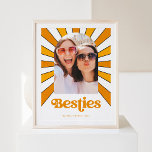 Poster Besties | Boho Retro Sun e Fotografias Melhores Am<br><div class="desc">Esta moda e poster boho apresenta um retrato laranja que diz "besties" e um gráfico de estilo vintage dos raios do sol por trás da sua foto,  em tons de laranja e amarelo num fundo branco.</div>