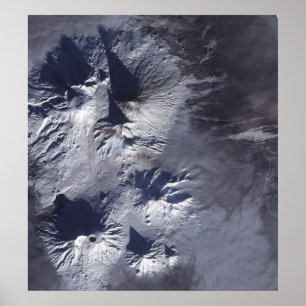 Poster Bezymianny Volcano exibe uma pluma modesta