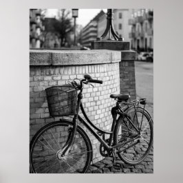Poster Bicicleta Cidade com Cesto Contra Muro de Brick Ur