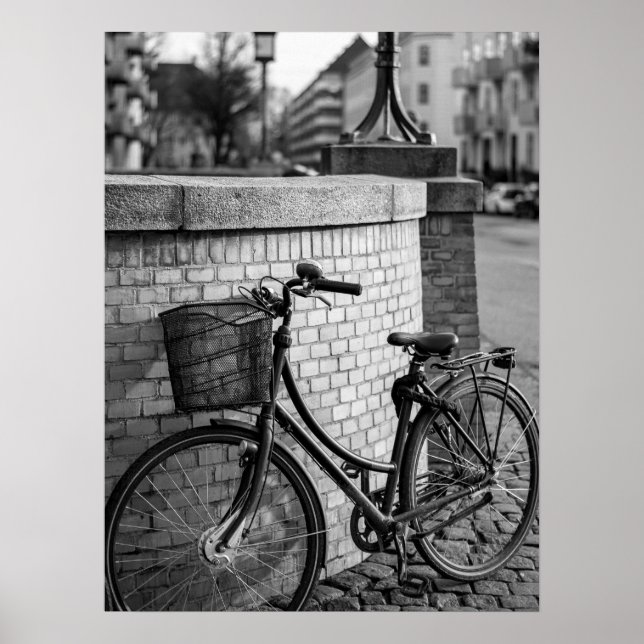 Poster Bicicleta Cidade com Cesto Contra Muro de Brick Ur (Frente)