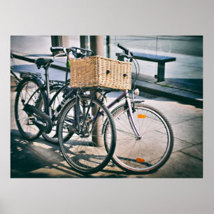 Pôster bicicletas vintage estacionadas na rua