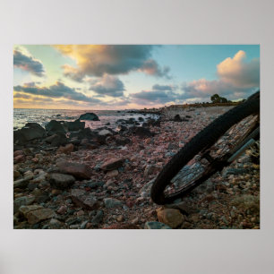 Poster Bike estacionou na praia rochosa