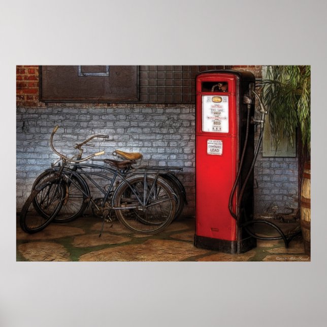 Pôster Bike - Two Bikes and a Gas Pump (Frente)