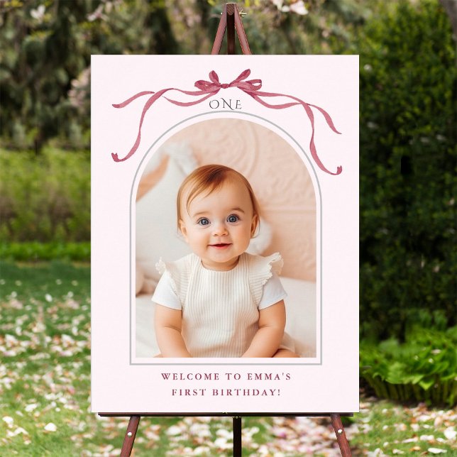 Poster Blush Pink Red Bow 1st Birthday Photo Welcome (Criador carregado)