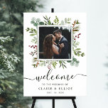 Poster Boas-vindas ao Casamento de Natal Botânico Foto ve<br><div class="desc">Esta placa de boas-vindas do casamento fotográfico apresenta cor d'água eucalipto verde,  folhas verdes,  bagas vermelhas,  galhos de pínus com uma estrutura quadrada verde. Para personalização mais avançada deste design,  clique no link "Personalizar mais". Itens correspondentes também estão disponíveis.</div>