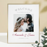 Poster Boas-vindas ao Janto Elegante de Casamento Fotográ<br><div class="desc">Este simples janto de ensaio de fotos em chic, bem-vindo, poster modelo, apresenta um design moderno e limpo. Seus primeiros nomes são realçados em um guião gracioso e fluente numa elegante sombra de burgundy. Escolhemos um olhar simplesmente clássico de "WELCOME" no topo, e arranjámos as cartas num arco, que acrescenta...</div>