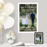 Poster Boas-vindas Simples Foto de Script Branco Moderno<br><div class="desc">Bem-vindos convidados de casamento à sua cerimônia ou recepção com uma poster elegante personalizada de 24 x 36. Imagem e todo texto são simples de personalizar. (DICA DE IMAGEM: Uma maneira fácil de centralizar uma foto exatamente como você deseja é recortá-la antes de carregá-la no site do Zazzle.) O moderno...</div>