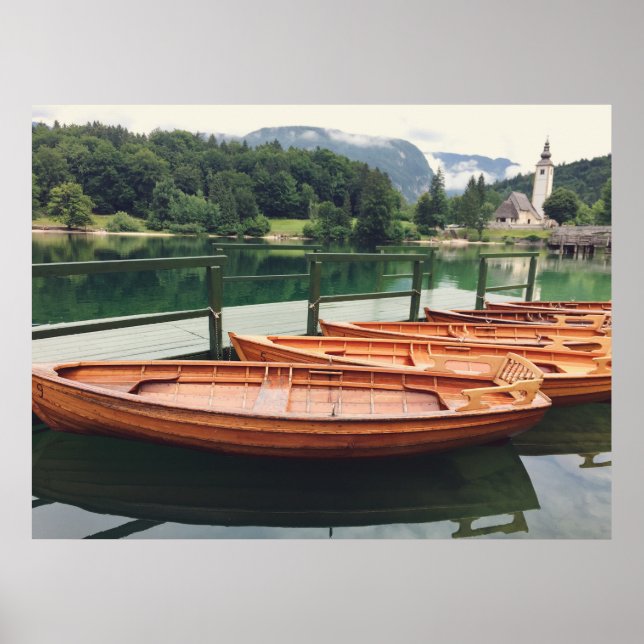 Poster Boats de Madeira no lago Bohinj, Eslovênia Foto (Frente)