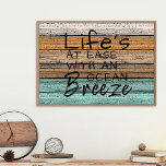 Poster Boca-branca à praia Beachy Summer Cote Arte<br><div class="desc">Pranchas de madeira do convés de navios de madeira azul-turquesa, azul-turquesa, azul-turquesa, verde-coloração branca. Com 'A vida está à vontade com uma brisa oceânica', o texto é citado. Feita para o marinheiro, barco, esporte aquático, barco, navegação, praia, oceano ou amante do mar. Cláusula de decoração bonita, divertida, elegante e em...</div>