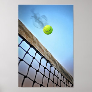Poster Bola de tênis de fumo que voa sobre a rede