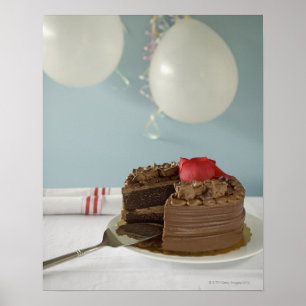 Poster Bolo de chocolate com fatia faltante na mesa,