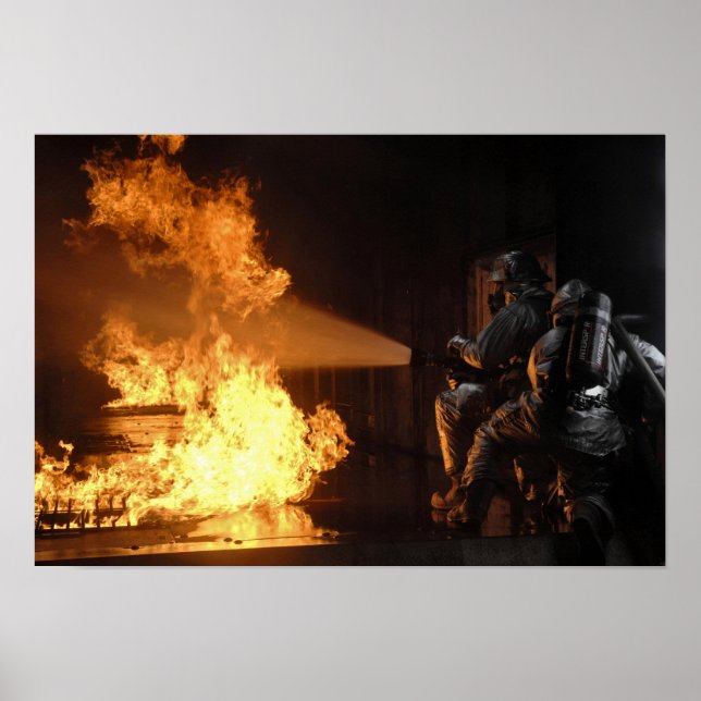 Pôster Bombeiros extinguem uma pilha simulada (Frente)