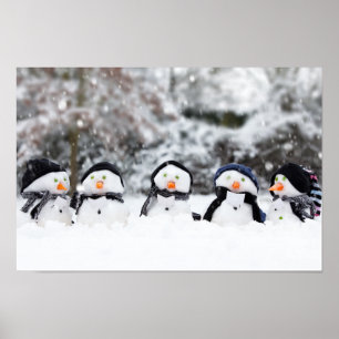 Pôster Bonecos de neve bonitos vestidos para o inverno