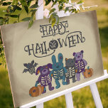 Poster Bons animais de esqueleto e abóboras no Halloween<br><div class="desc">Esta poster do Dia das Bruxas está cheia de beleza. Apresenta ilustrações de animais de pelúcia bonitinhos com alguns dos seus esqueletos mostrando para um aspecto ligeiramente assustador junto com algumas abóboras de escamas cortadas. Há um morcego, um urso, um gato, um cachorro e um coelho. Os animais e as...</div>