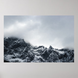 Poster Bordas nítidas de montanhas e nuvens macias