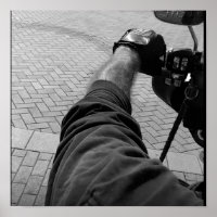 Braço e mão de um Biker montado em motocicleta