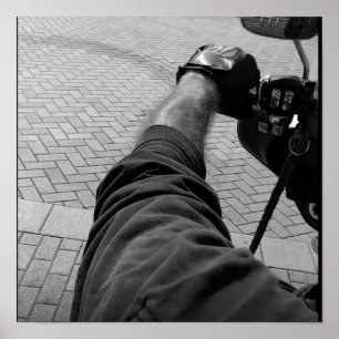 Poster Braço e mão de um Biker montado em motocicleta