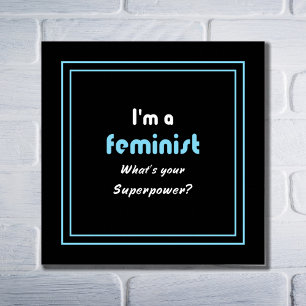 Pôster Branco feminista do slogan da superpotência no